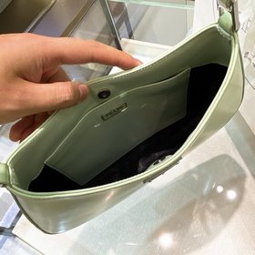 PRADA Новинка Ранневесенняя модель Hobo из гладкой телячьей кожи