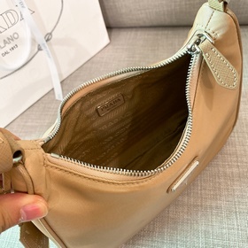 PRADA Модель Hobo： 2005 Кожаная сумка через плечо (подержанная) 