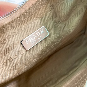 PRADA Модель Hobo： 2005 Кожаная сумка через плечо (подержанная)