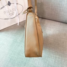 PRADA Модель Hobo： 2005 Кожаная сумка через плечо (подержанная)