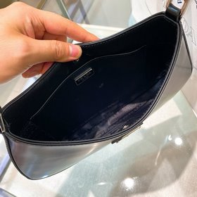 PRADA весенняя новинка： сумка Hobo из гладкой телячьей кожи Сумки