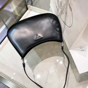 PRADA весенняя новинка： сумка Hobo из гладкой телячьей кожи Сумки