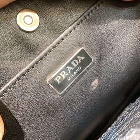 PRADA весенняя новинка： сумка Hobo из гладкой телячьей кожи Сумки