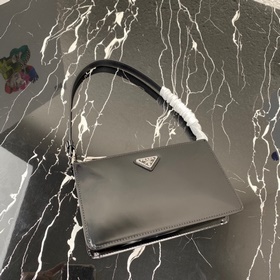 Prada (мини-версия) Новейшая женская сумка под мышку Модель： 1BC1