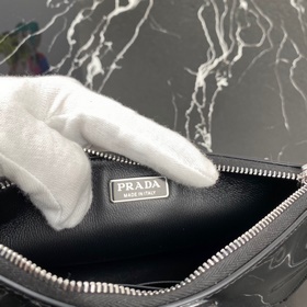 Prada (мини-версия) Новейшая женская сумка под мышку Модель： 1BC1