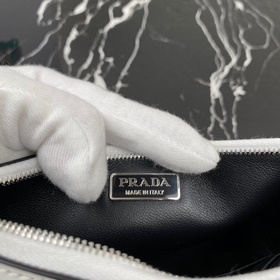 Prada (мини-версия) Новейшая женская сумка под мышку Модель： 1BC1