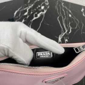 Prada (мини-версия) Новейшая женская сумка под мышку 1BC155 Эта м