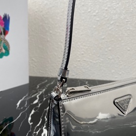 Prada (мини-версия) Новейшая женская сумка под мышку Модель： 1BC1