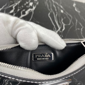 Prada (мини-версия) Новейшая женская сумка под мышку Модель： 1BC1