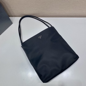 Prada Сумка-тоут большого размера Эта сумка-тоут из импортного