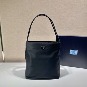 Prada Сумка-тоут большого размера Эта сумка-тоут из импортного