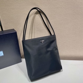 Prada Сумка-тоут большого размера Эта сумка-тоут из импортного 