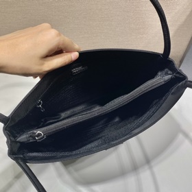Prada Сумка-тоут большого размера Эта сумка-тоут из импортного 
