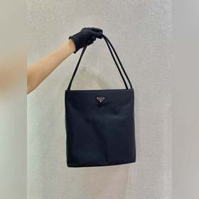 Prada Сумка-тоут большого размера Эта сумка-тоут из импортного 