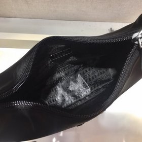 Prada Улучшенная версия сумки Hobo Артикул： 1NE515 Сумка в форме