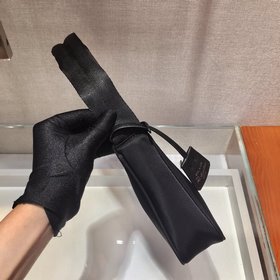 Prada Улучшенная версия сумки Hobo Артикул： 1NE515 Сумка в форме