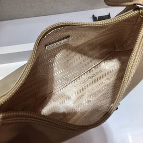 Prada Сумка Hobo обновленная версия Артикул： 1NE515 Сумка в форм