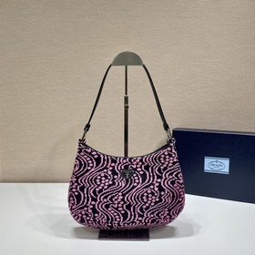 Prada  Тканая сумка под мышку Артикул： 1BC499 Эта сумка через пл
