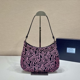 Prada  Тканая сумка под мышку Артикул： 1BC499 Эта сумка через пл