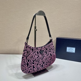 Prada  Тканая сумка под мышку Артикул： 1BC499 Эта сумка через пл