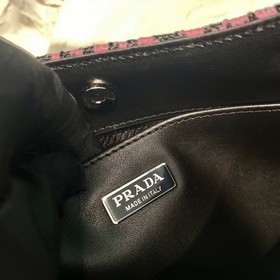 Prada  Тканая сумка под мышку Артикул： 1BC499 Эта сумка через пл