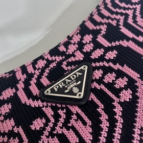 Prada  Тканая сумка под мышку Артикул： 1BC499 Эта сумка через пл