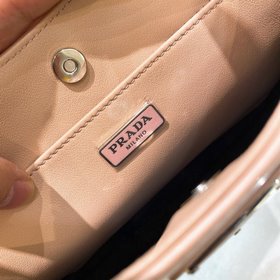 Prada  Новая весенняя модель сумки Hobo из гладкой телячьей кожи