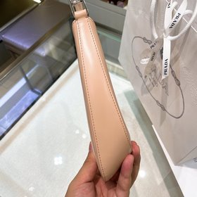Prada  Новая весенняя модель сумки Hobo из гладкой телячьей кожи