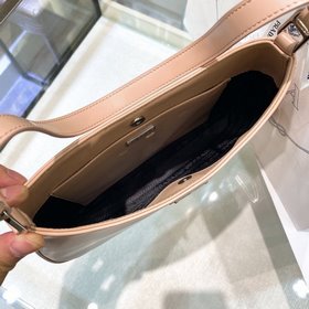 Prada  Новая весенняя модель сумки Hobo из гладкой телячьей кожи