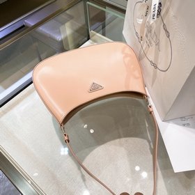 Prada  Новая весенняя модель сумки Hobo из гладкой телячьей кожи