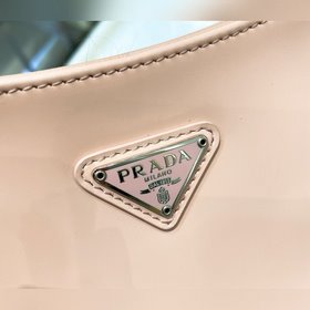 Prada  Новая весенняя модель сумки Hobo из гладкой телячьей кожи