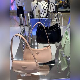 Prada  Новая весенняя модель сумки Hobo из гладкой телячьей кожи