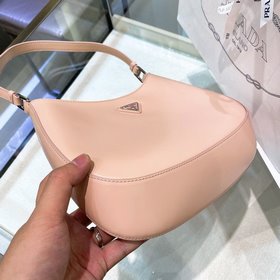 Prada  Новая весенняя модель сумки Hobo из гладкой телячьей кожи