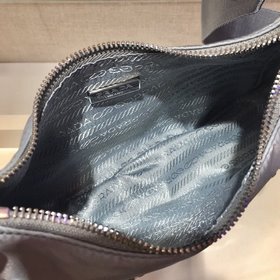 Prada с коробкой, новая модель нейлоновой сумки Hobo от Prada Се