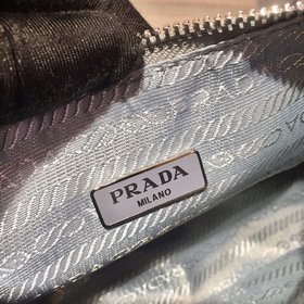 Prada с коробкой, новая модель нейлоновой сумки Hobo от Prada Се