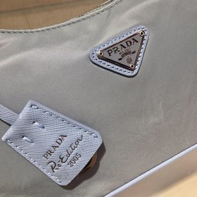 Prada с коробкой, новая модель нейлоновой сумки Hobo от Prada Се