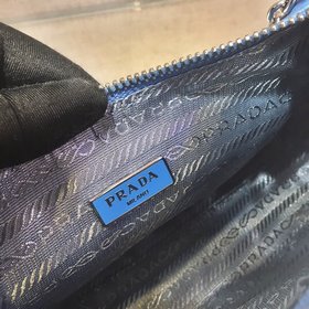 Prada с коробкой Новая модель нейлоновой сумки Hobo для ношения 