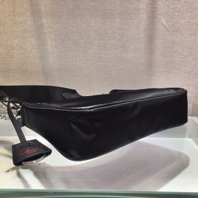 Prada с коробкой, новая модель нейлоновой сумки Hobo от Prada Се