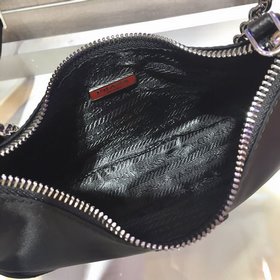 Prada с коробкой, новая модель нейлоновой сумки Hobo от Prada Се