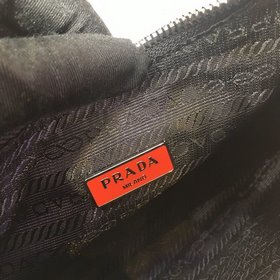 Prada с коробкой, новая модель нейлоновой сумки Hobo от Prada Се