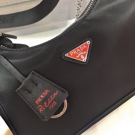 Prada с коробкой, новая модель нейлоновой сумки Hobo от Prada Се