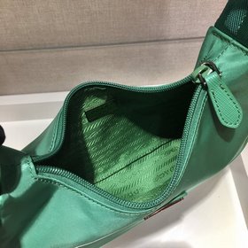 Prada  Новый цвет - сумка Hobo, обновленная версия зеленого цвет