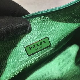 Prada  Новый цвет - сумка Hobo, обновленная версия зеленого цвет