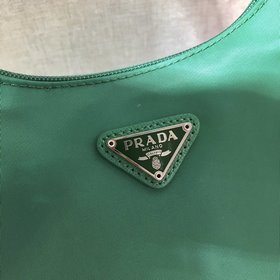 Prada  Новый цвет - сумка Hobo, обновленная версия зеленого цвет