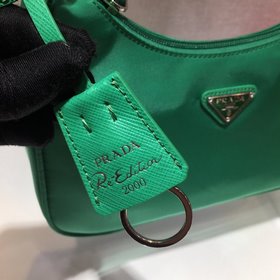 Prada  Новый цвет - сумка Hobo, обновленная версия зеленого цвет