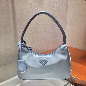Prada  Новый цвет - сумка Hobo в цвете «туманный лавандовый» Арт