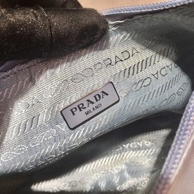 Prada  Новый цвет - сумка Hobo в цвете «туманный лавандовый» Арт