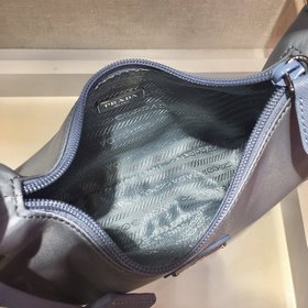 Prada  Новый цвет - сумка Hobo в цвете «туманный лавандовый» Арт