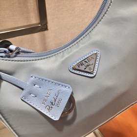 Prada  Новый цвет - сумка Hobo в цвете «туманный лавандовый» Арт