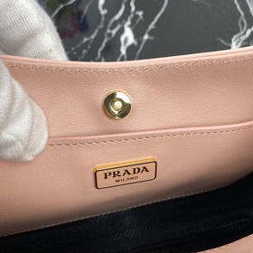 PRADA Новая сумка под мышку Модель： 1BC148 Подержанная сумка под